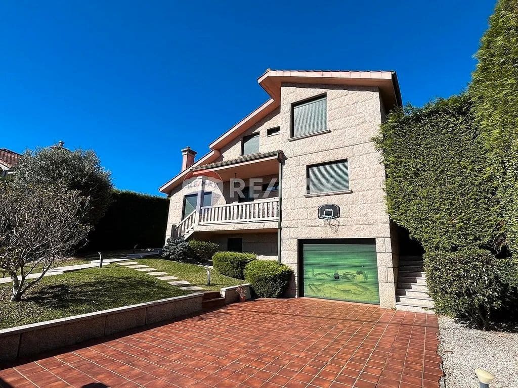 6 bedroom Villa for sale in Tui with pool garage - € 570,000 (Ref: 9685459)