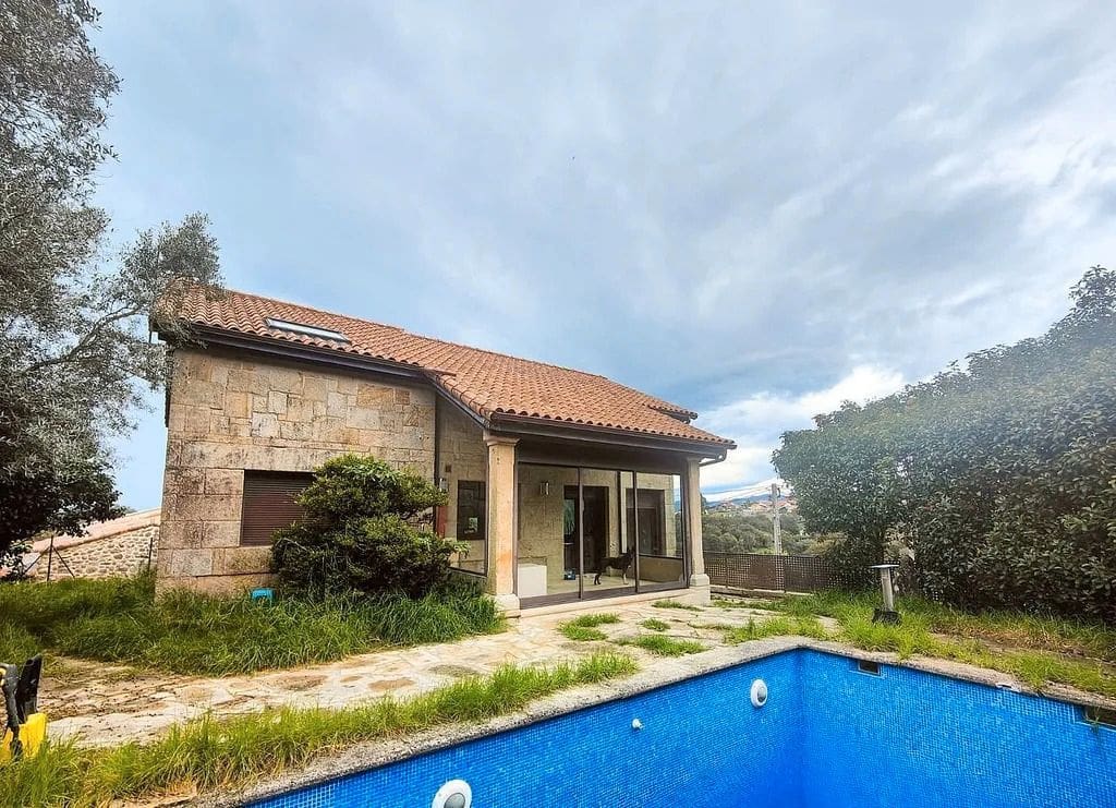 4 bedroom Villa for sale in Baiona with pool garage - € 430,000 (Ref: 9685460)