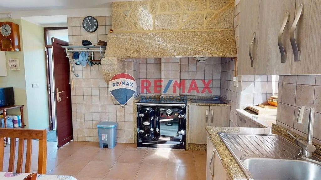 6 bedroom Semi-detached Villa for sale in Ponteareas with pool garage - € 280,000 (Ref: 9691332)