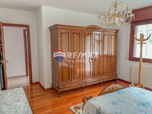 6 bedroom Semi-detached Villa for sale in Ponteareas with garage - € 250,000 (Ref: 9705923)