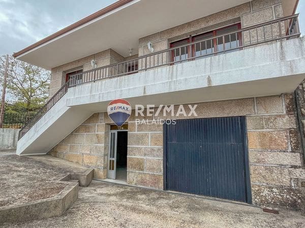 6 bedroom Semi-detached Villa for sale in Ponteareas with garage - € 250,000 (Ref: 9705923)