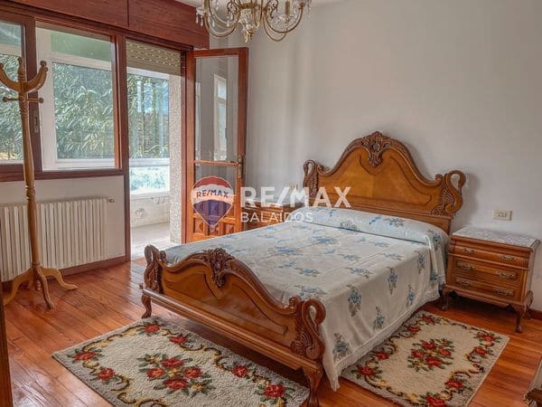 6 bedroom Semi-detached Villa for sale in Ponteareas with garage - € 250,000 (Ref: 9705923)