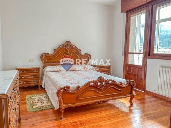 6 bedroom Semi-detached Villa for sale in Ponteareas with garage - € 250,000 (Ref: 9705923)