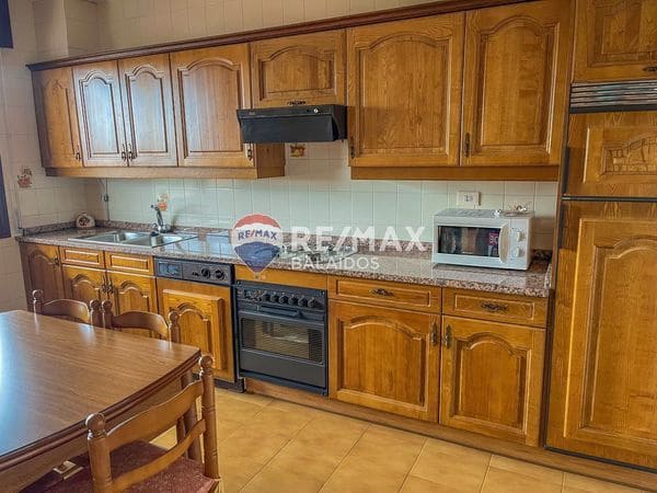 6 bedroom Semi-detached Villa for sale in Ponteareas with garage - € 250,000 (Ref: 9705923)