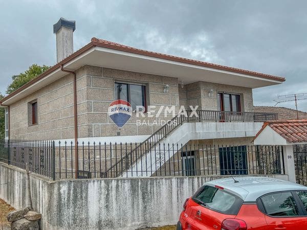 6 bedroom Semi-detached Villa for sale in Ponteareas with garage - € 250,000 (Ref: 9705923)