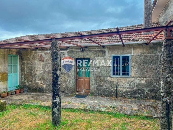 6 bedroom Semi-detached Villa for sale in Ponteareas with garage - € 250,000 (Ref: 9705923)