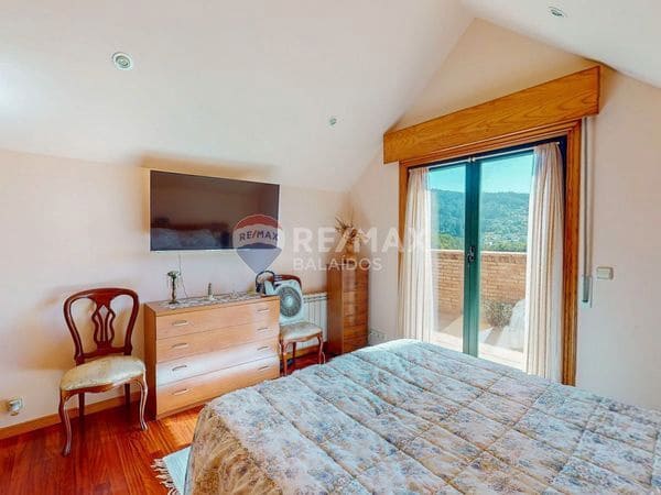 5 bedroom Villa for sale in Gondomar with pool garage - € 485,000 (Ref: 9726885)