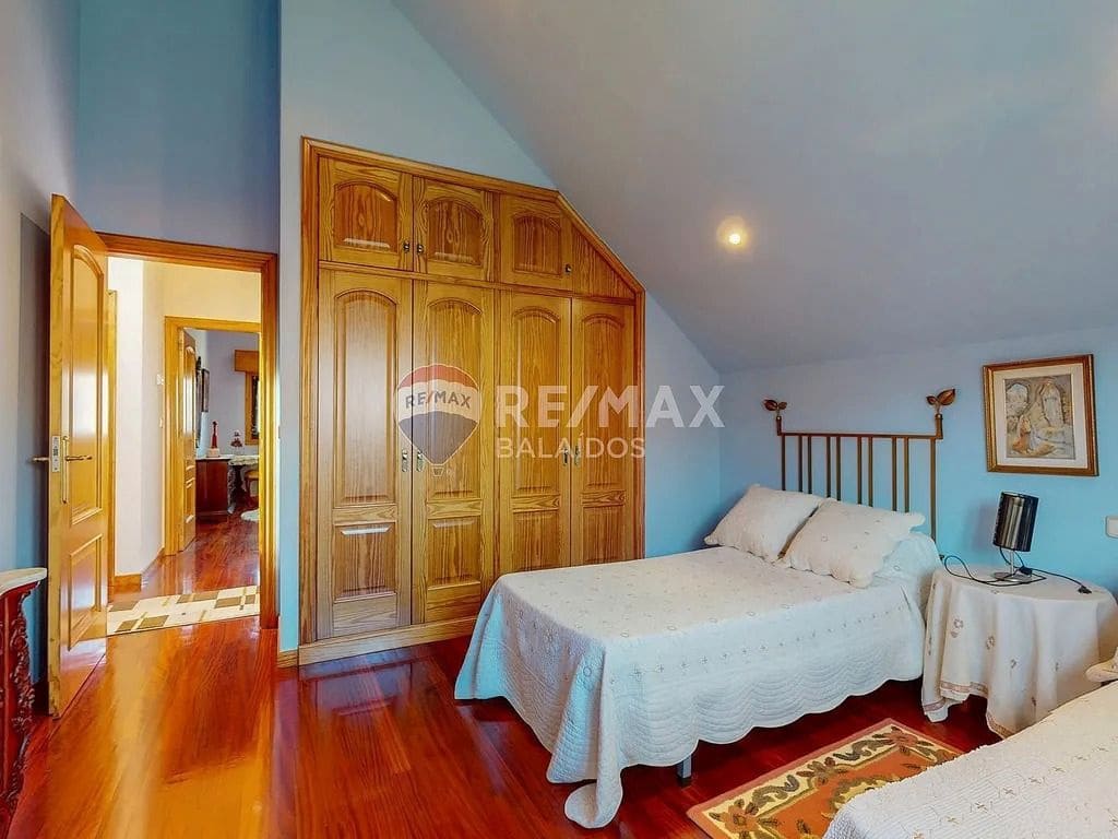 5 bedroom Villa for sale in Gondomar with pool garage - € 485,000 (Ref: 9726885)