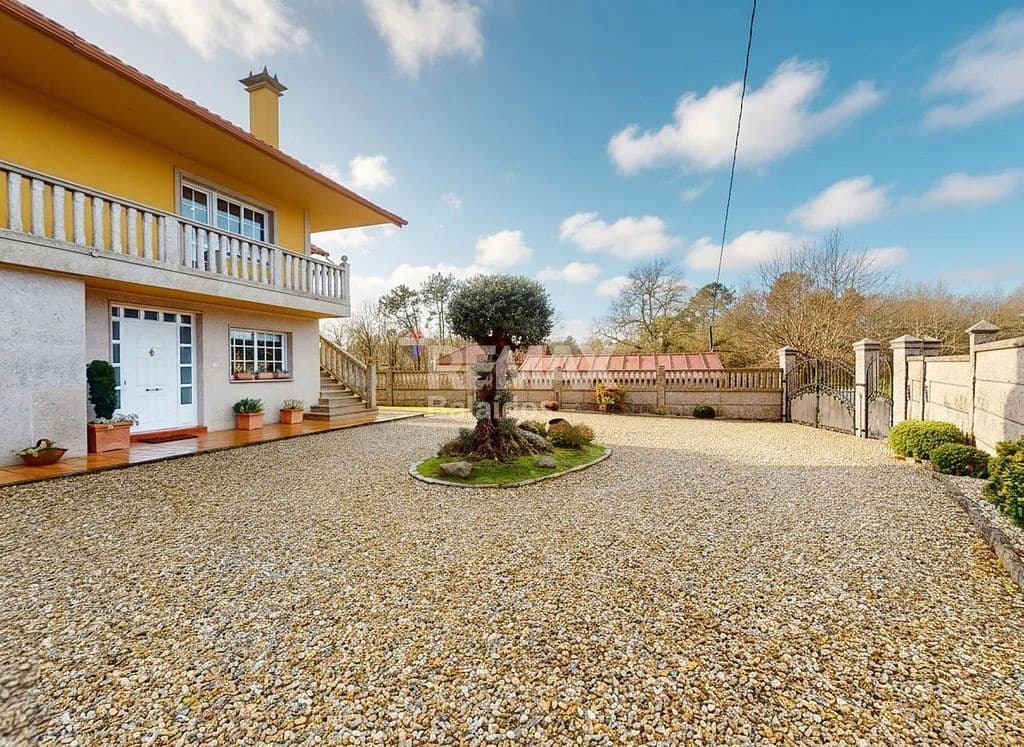 5 bedroom Villa for sale in Ponteareas with garage - € 425,000 (Ref: 9726929)