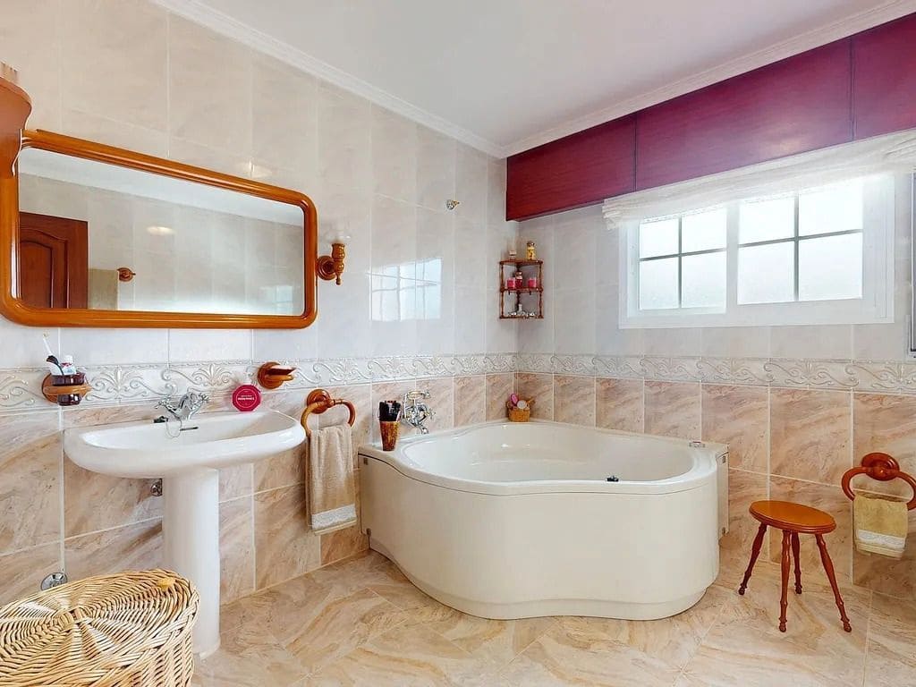 5 bedroom Villa for sale in Ponteareas with garage - € 425,000 (Ref: 9726929)