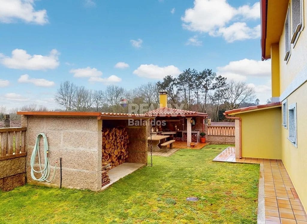 5 bedroom Villa for sale in Ponteareas with garage - € 425,000 (Ref: 9726929)