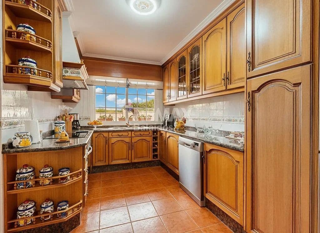 5 bedroom Villa for sale in Ponteareas with garage - € 425,000 (Ref: 9726929)