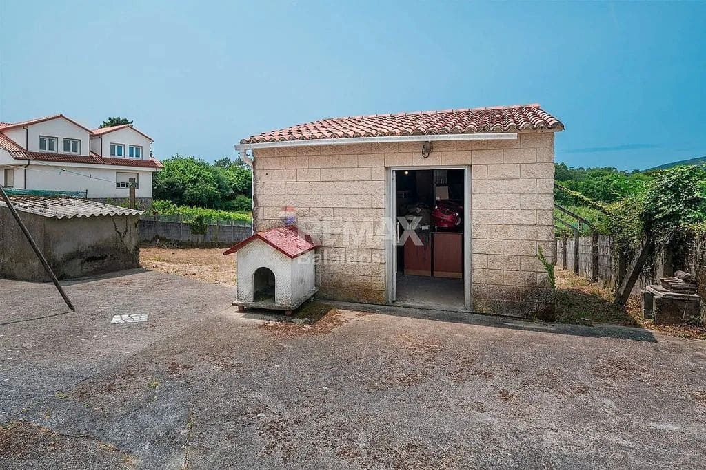7 bedroom Finca/Country House for sale in A Pobra do Caraminal - € 340,000 (Ref: 9726931)
