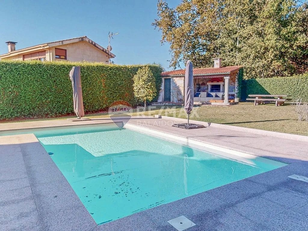 6 bedroom Villa for sale in Tui with pool garage - € 570,000 (Ref: 9727080)