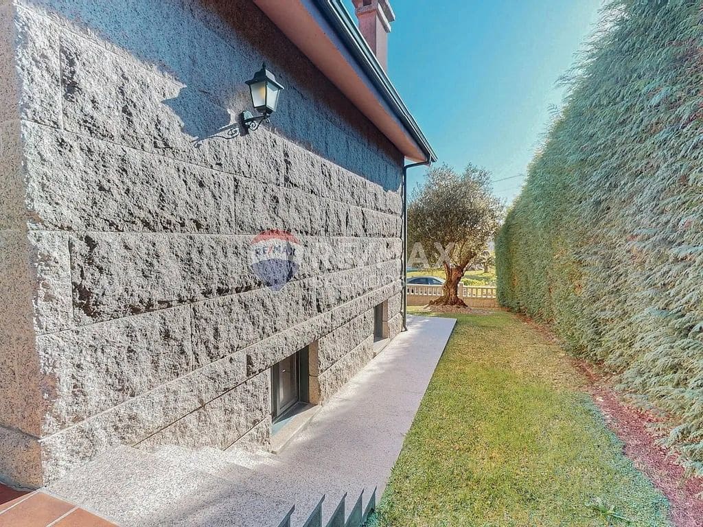 6 bedroom Villa for sale in Tui with pool garage - € 570,000 (Ref: 9727080)