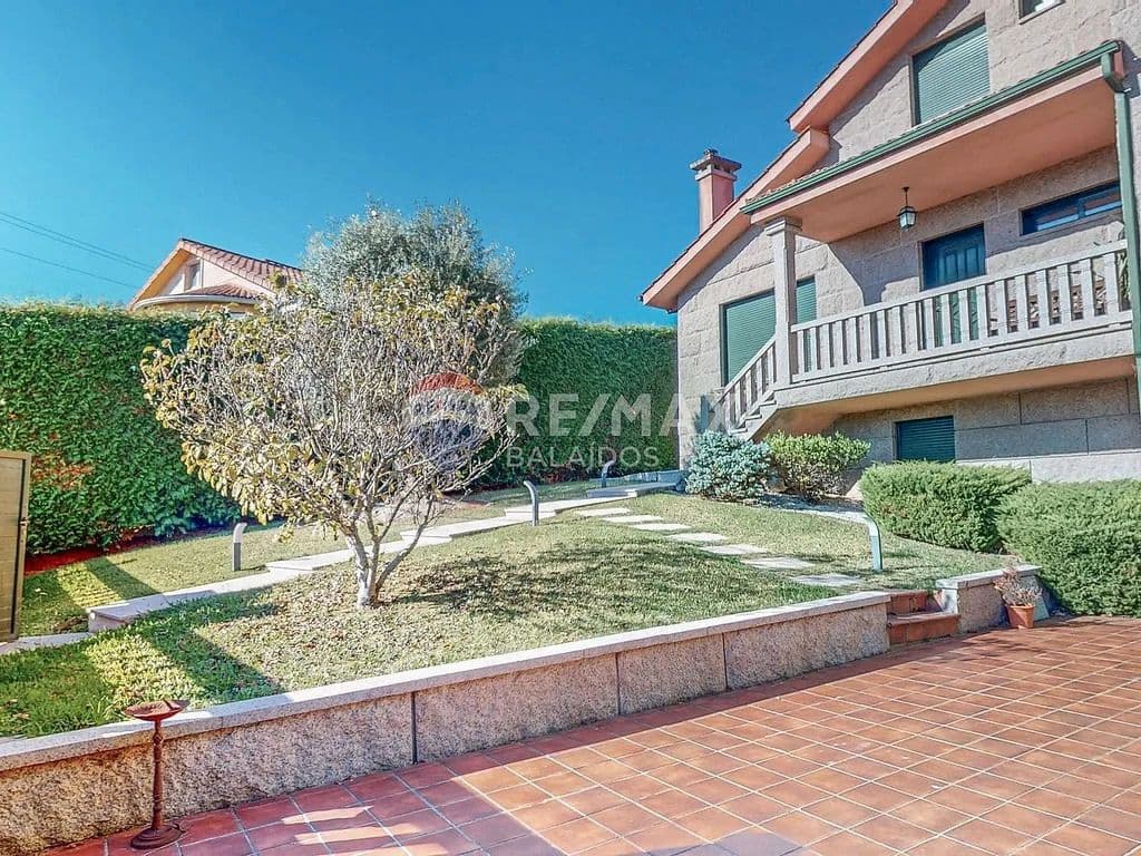 6 bedroom Villa for sale in Tui with pool garage - € 570,000 (Ref: 9727080)