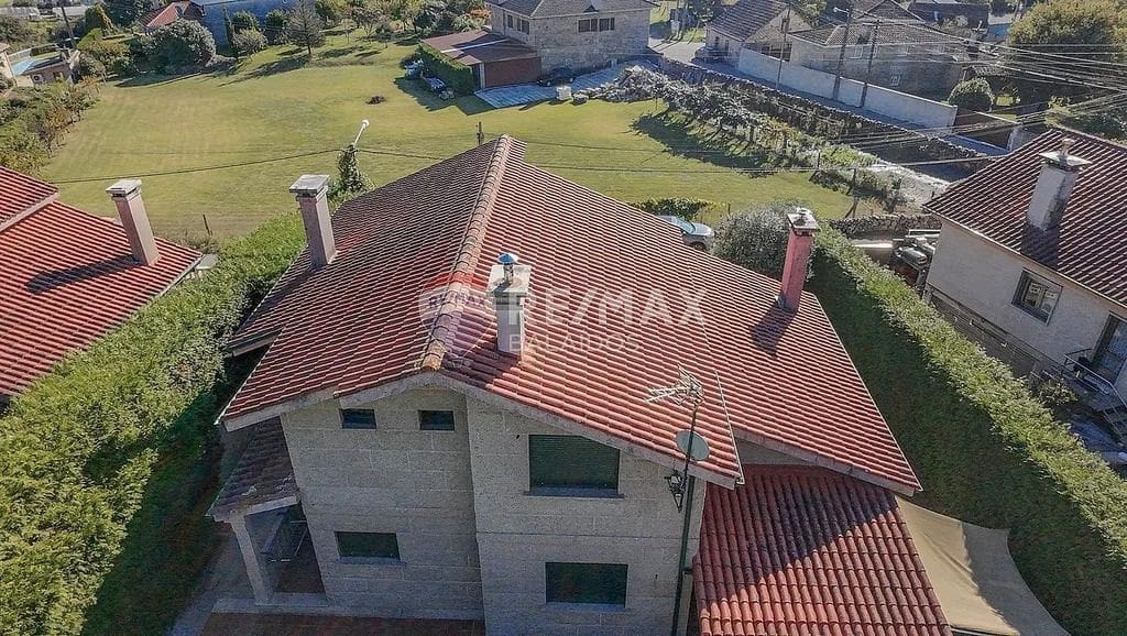 6 bedroom Villa for sale in Tui with pool garage - € 570,000 (Ref: 9727080)