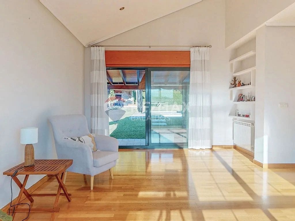 6 bedroom Villa for sale in Tui with pool garage - € 570,000 (Ref: 9727080)