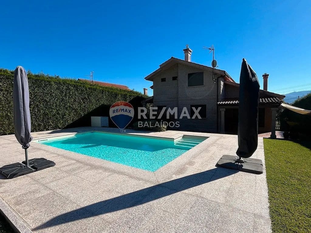 6 bedroom Villa for sale in Tui with pool garage - € 570,000 (Ref: 9727080)