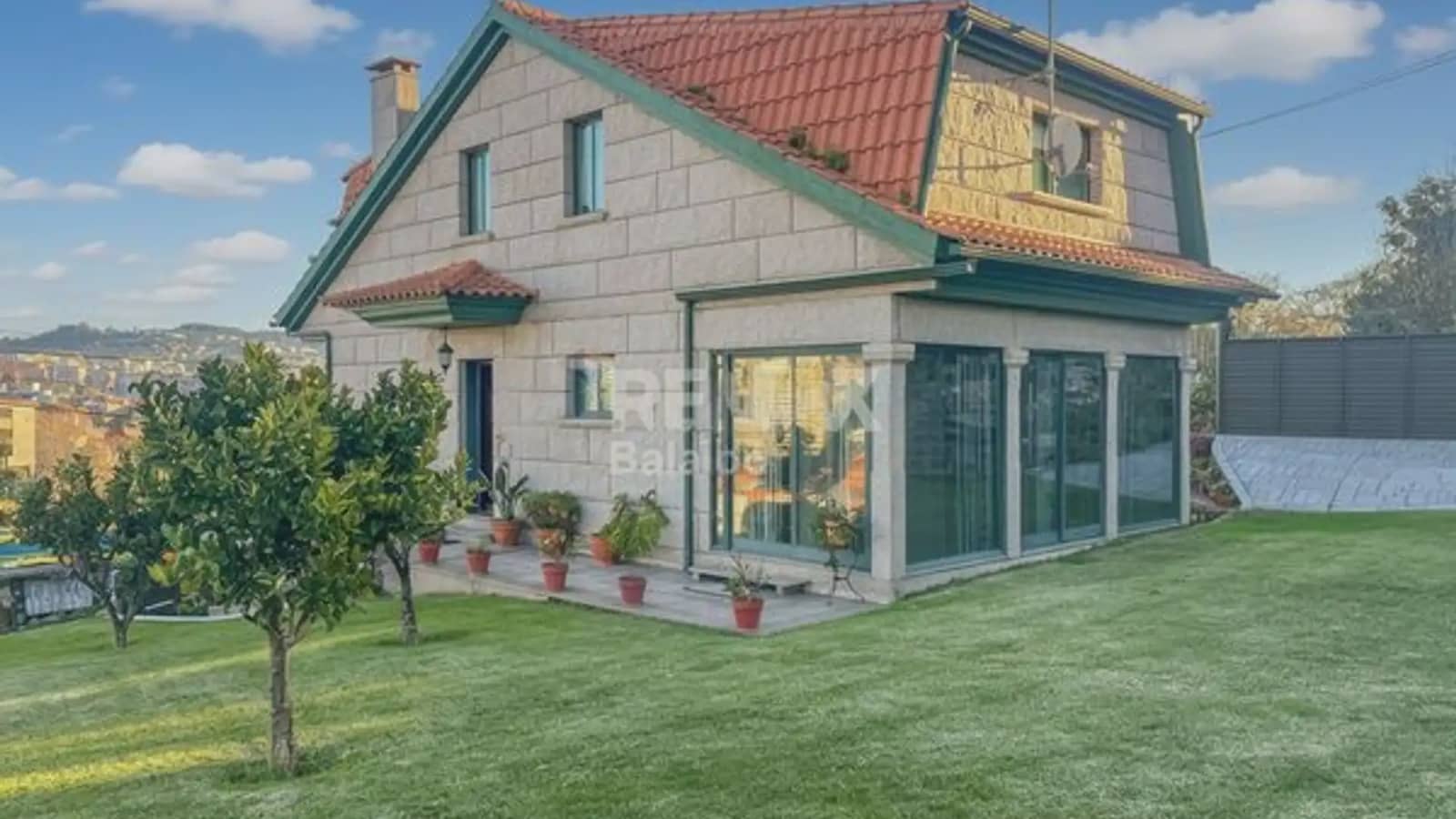 4 bedroom Villa for sale in Vigo with garage - € 570,000 (Ref: 9733904)