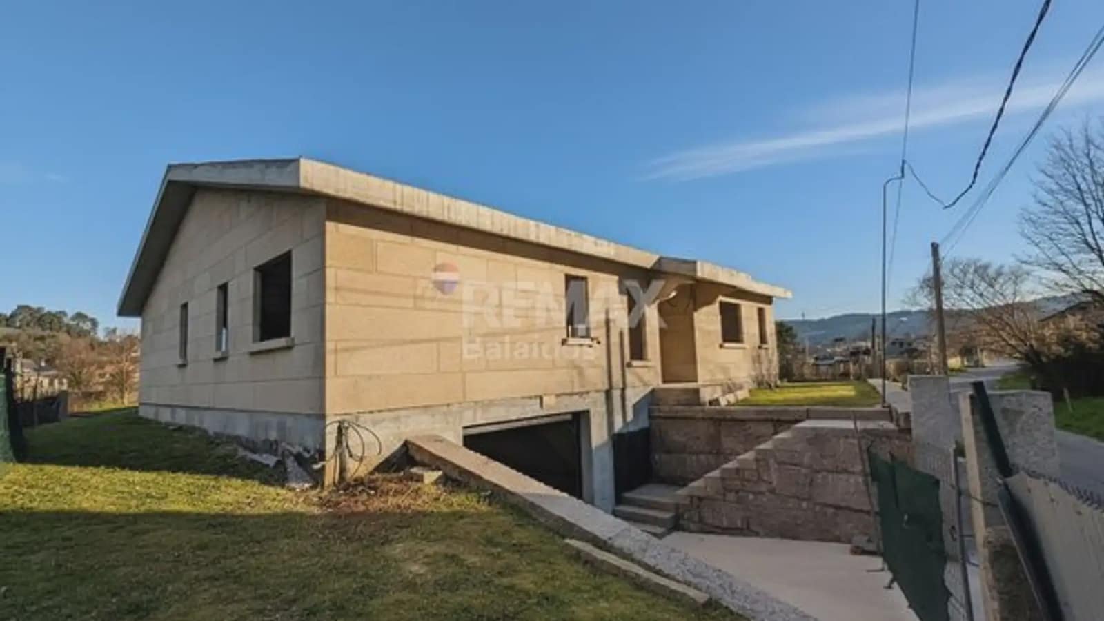 3 bedroom Villa for sale in O Porrino with garage - € 255,000 (Ref: 9745840)