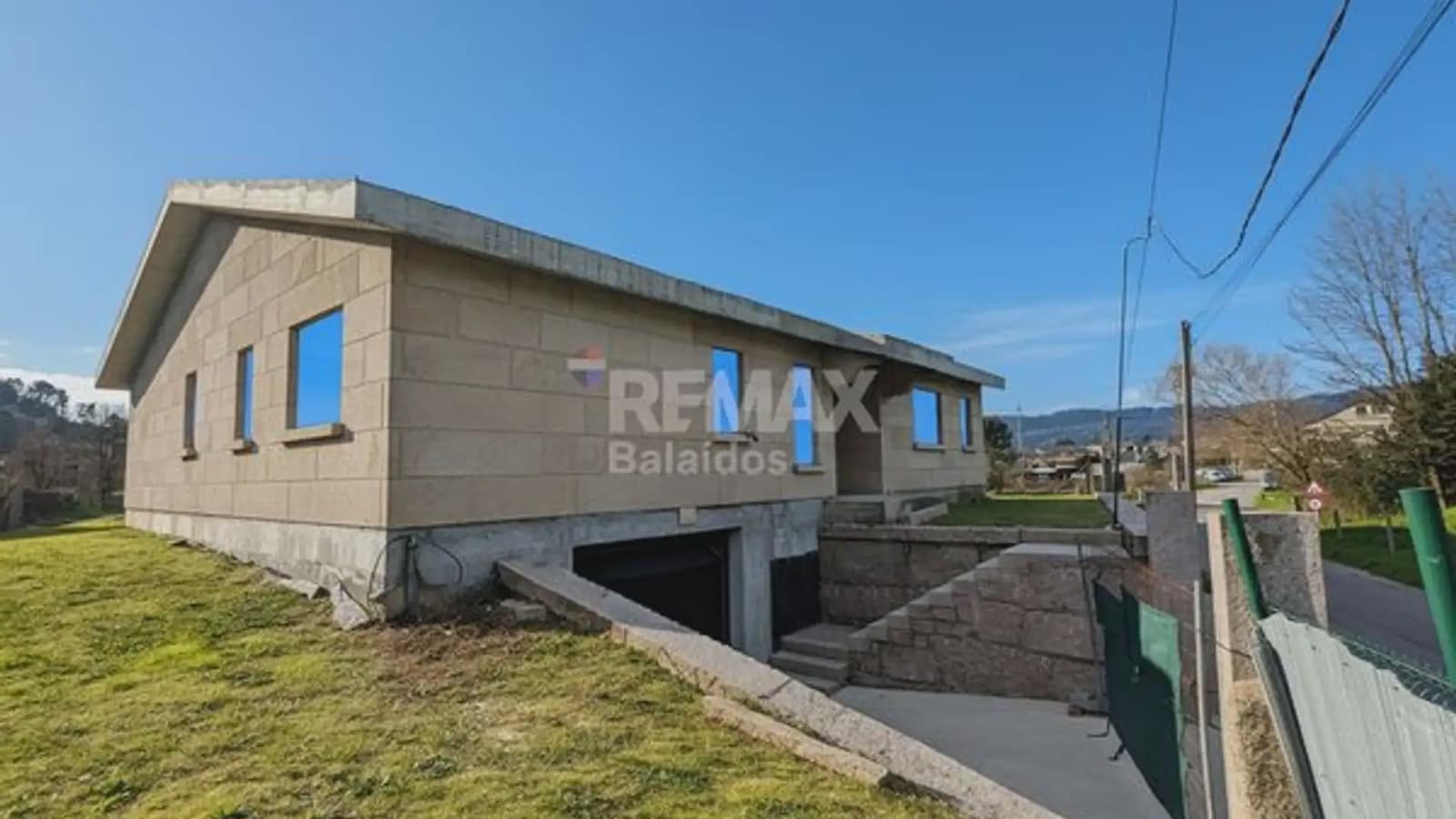 3 bedroom Villa for sale in O Porrino with garage - € 255,000 (Ref: 9745840)