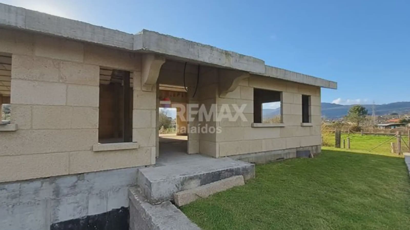 3 bedroom Villa for sale in O Porrino with garage - € 255,000 (Ref: 9745840)