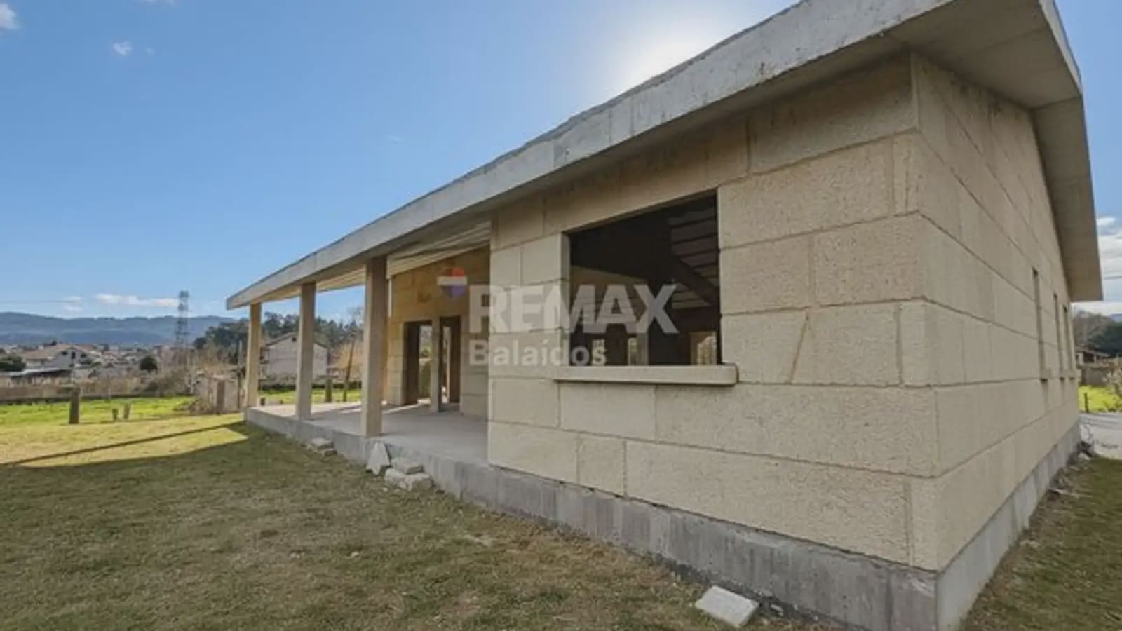 3 bedroom Villa for sale in O Porrino with garage - € 255,000 (Ref: 9745840)