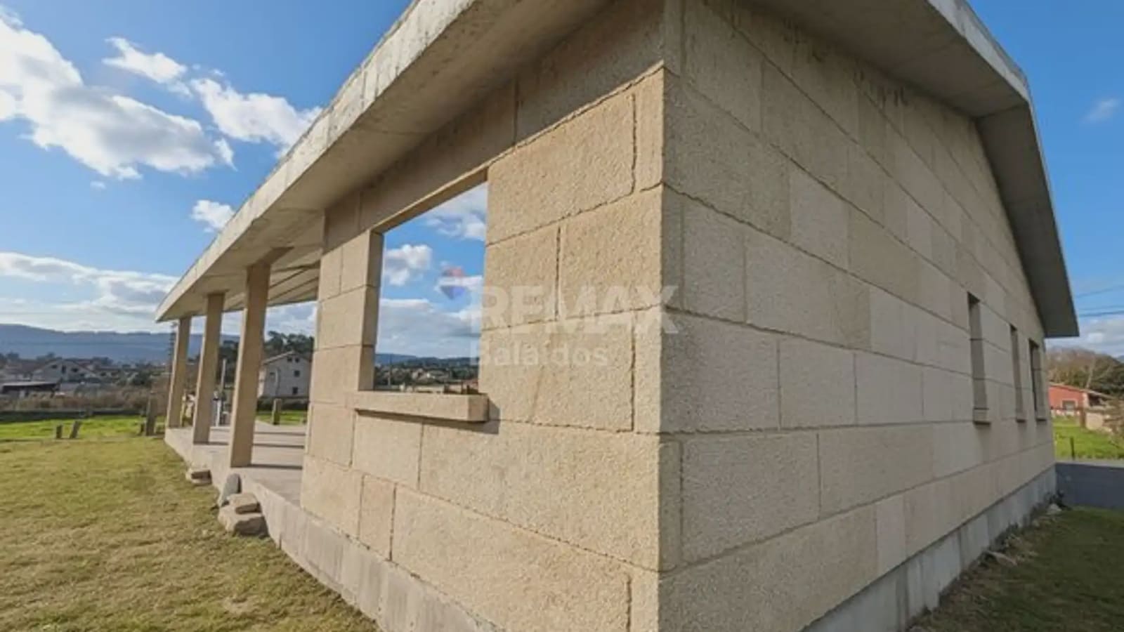 3 bedroom Villa for sale in O Porrino with garage - € 255,000 (Ref: 9745840)