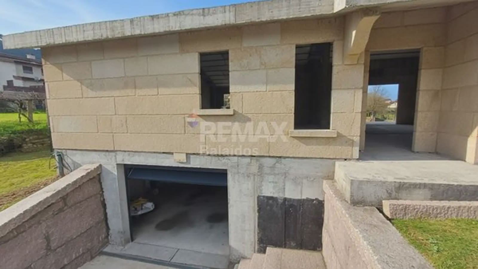 3 bedroom Villa for sale in O Porrino with garage - € 255,000 (Ref: 9745840)