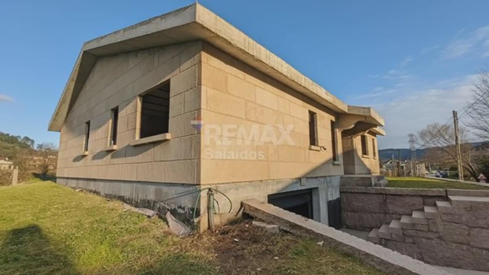 3 bedroom Villa for sale in O Porrino with garage - € 255,000 (Ref: 9745840)