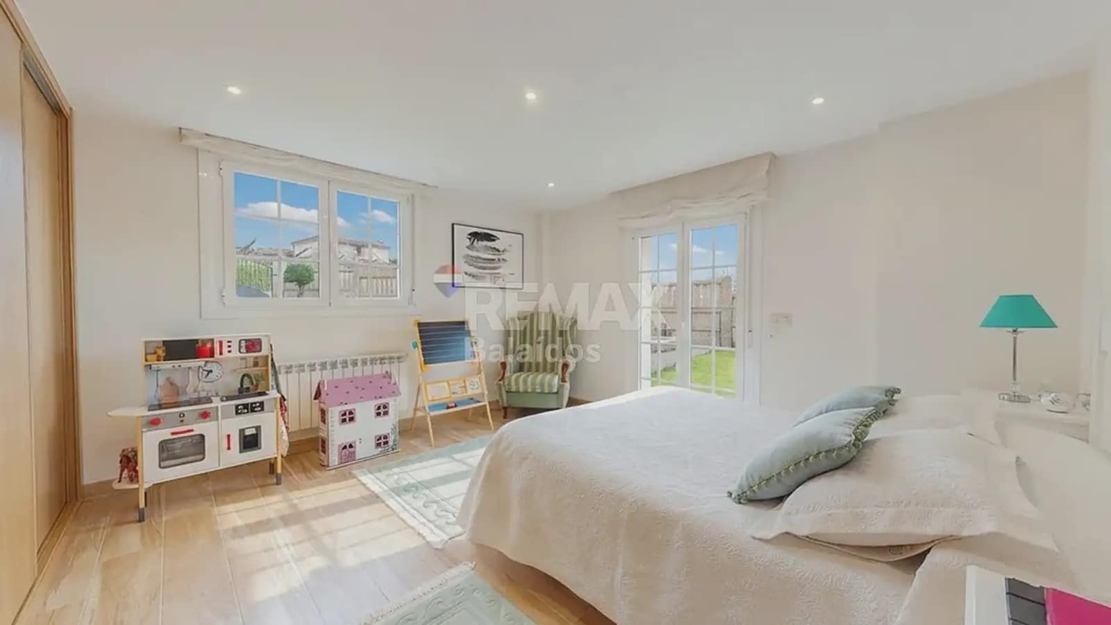 5 bedroom Villa for sale in Ponteareas with garage - € 425,000 (Ref: 9745842)