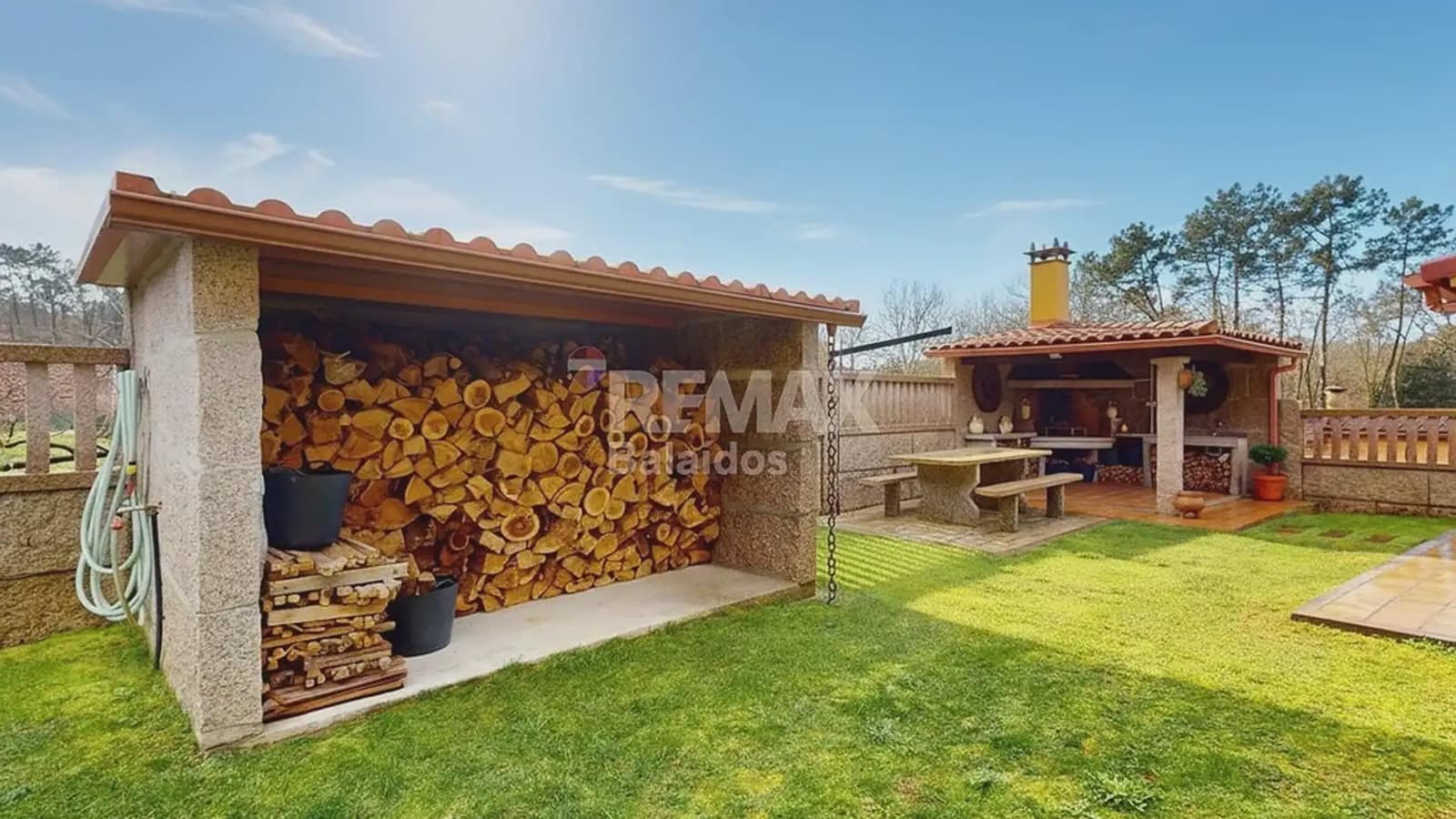 5 bedroom Villa for sale in Ponteareas with garage - € 425,000 (Ref: 9745842)