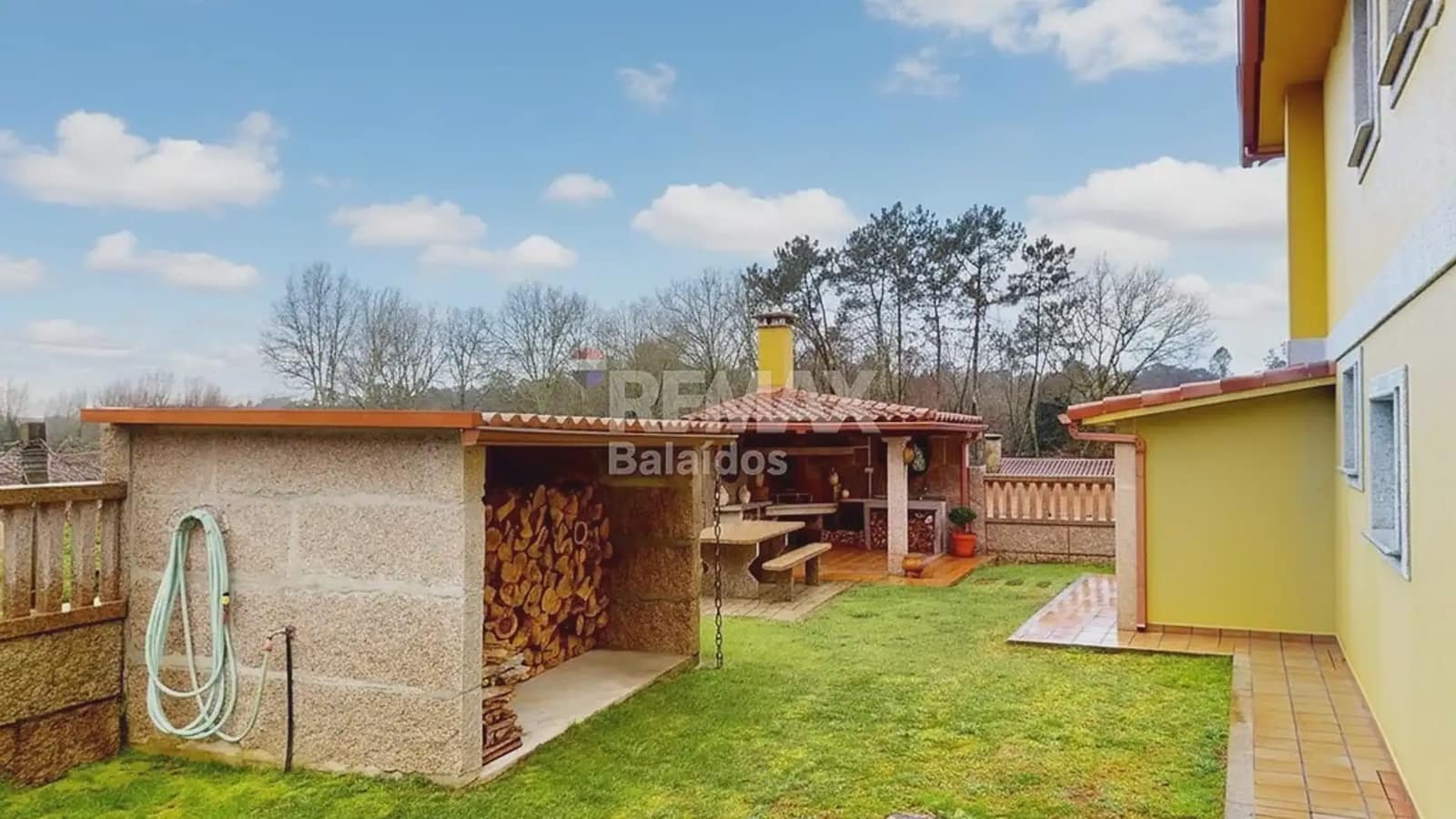 5 bedroom Villa for sale in Ponteareas with garage - € 425,000 (Ref: 9745842)