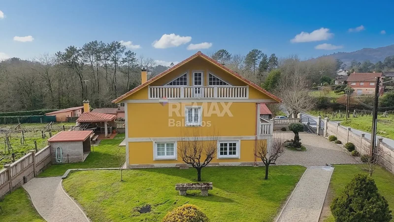 5 bedroom Villa for sale in Ponteareas with garage - € 425,000 (Ref: 9745842)