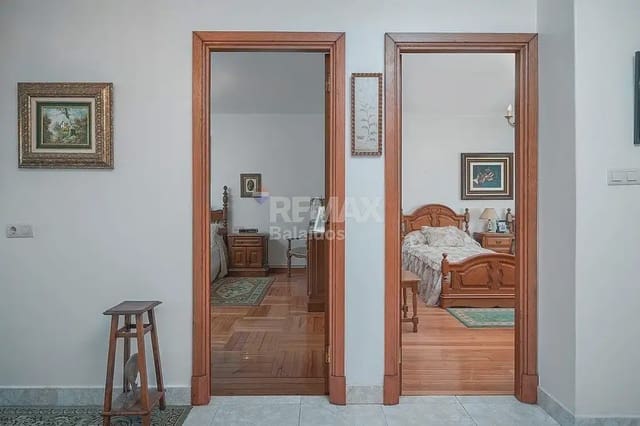 7 slaapkamer Villa te koop in A Pobra do Caramiñal met garage - € 340.000 (Ref: 9762297)