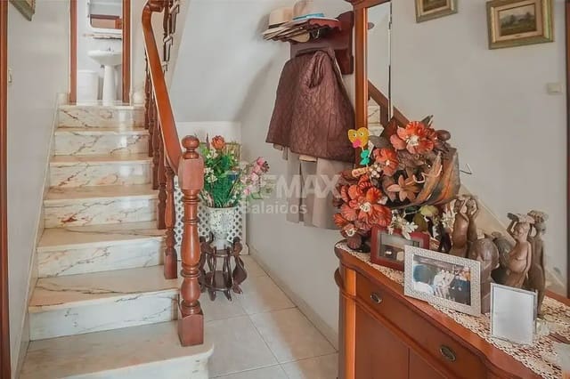 7 slaapkamer Villa te koop in A Pobra do Caramiñal met garage - € 340.000 (Ref: 9762297)