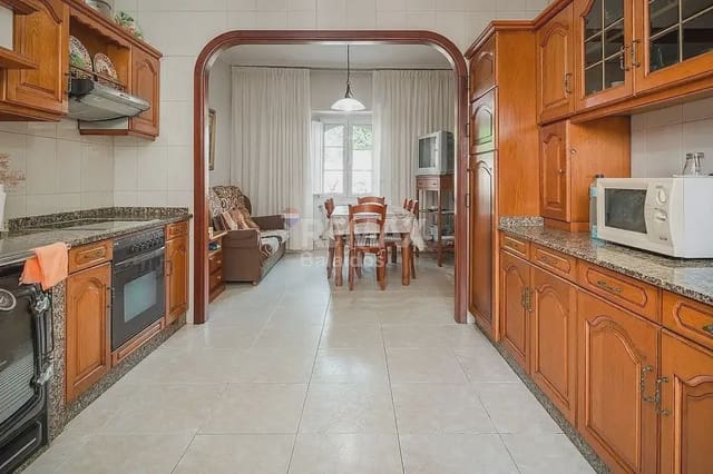 7 slaapkamer Villa te koop in A Pobra do Caramiñal met garage - € 340.000 (Ref: 9762297)