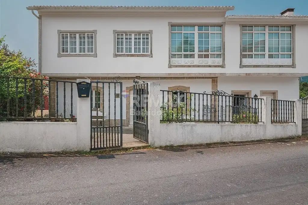 7 slaapkamer Villa te koop in A Pobra do Caraminal met garage - € 340.000 (Ref: 9762297)