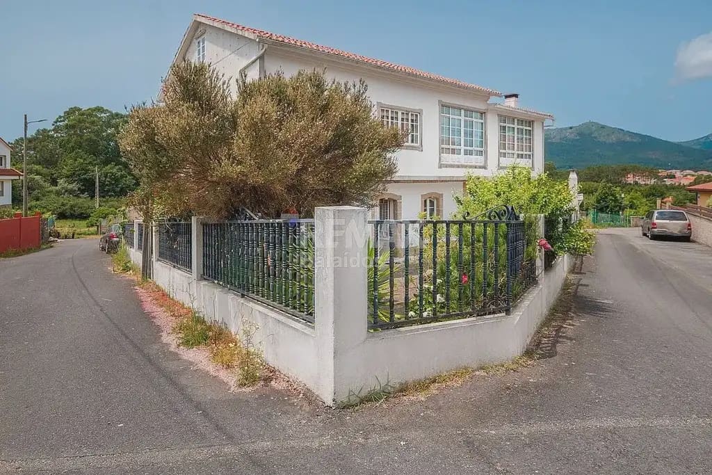 7 slaapkamer Villa te koop in A Pobra do Caraminal met garage - € 340.000 (Ref: 9762297)