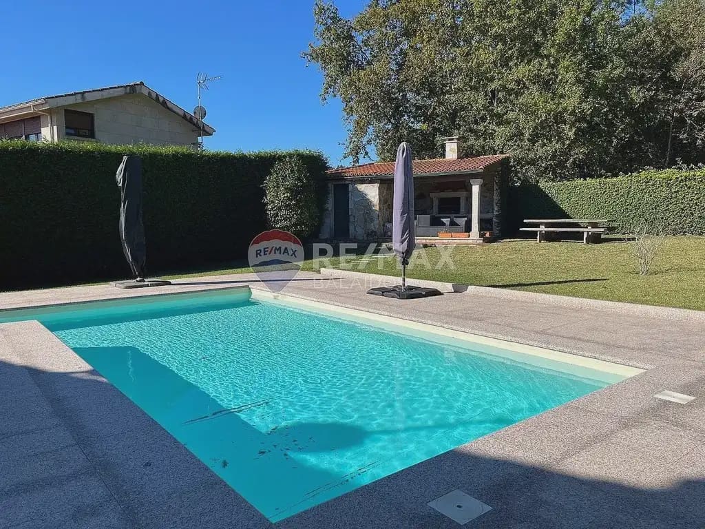 6 soverom Villa til salgs i Tui med svømmebasseng garasje - € 570 000 (Ref: 9762306)