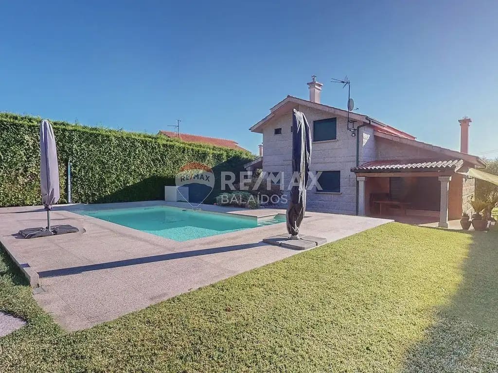 6 soverom Villa til salgs i Tui med svømmebasseng garasje - € 570 000 (Ref: 9762306)