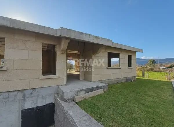 3 bedroom Villa for sale in O Porrino with garage - € 255,000 (Ref: 9762478)