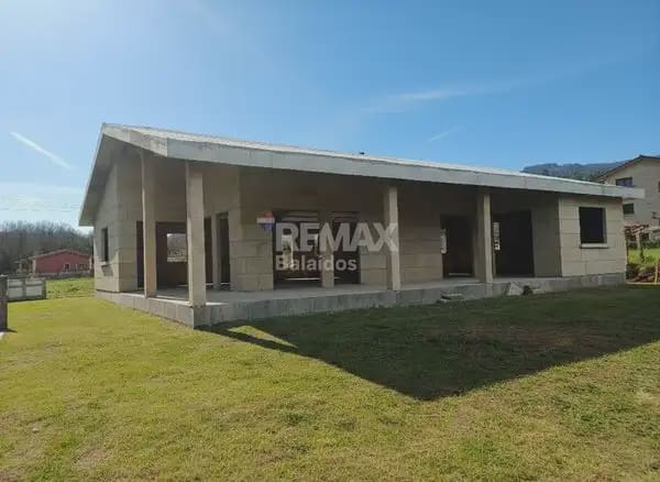 3 bedroom Villa for sale in O Porrino with garage - € 255,000 (Ref: 9762478)