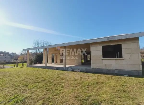 3 bedroom Villa for sale in O Porrino with garage - € 255,000 (Ref: 9762478)