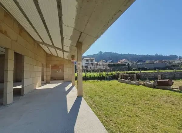 3 bedroom Villa for sale in O Porrino with garage - € 255,000 (Ref: 9762478)