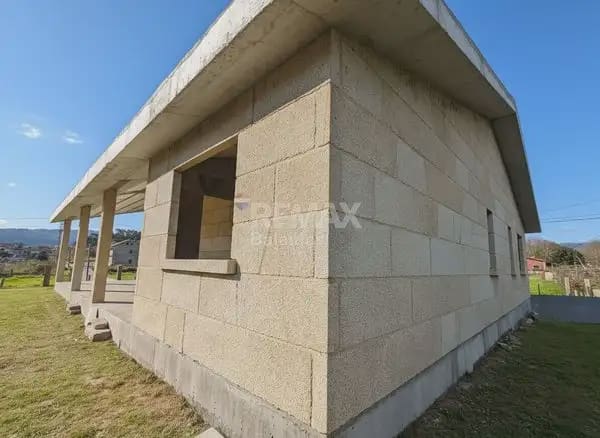 3 bedroom Villa for sale in O Porrino with garage - € 255,000 (Ref: 9762478)