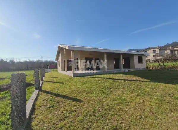 3 bedroom Villa for sale in O Porrino with garage - € 255,000 (Ref: 9762478)