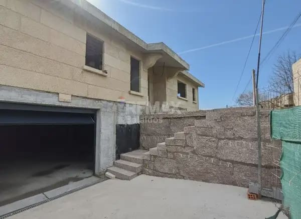 3 bedroom Villa for sale in O Porrino with garage - € 255,000 (Ref: 9762478)