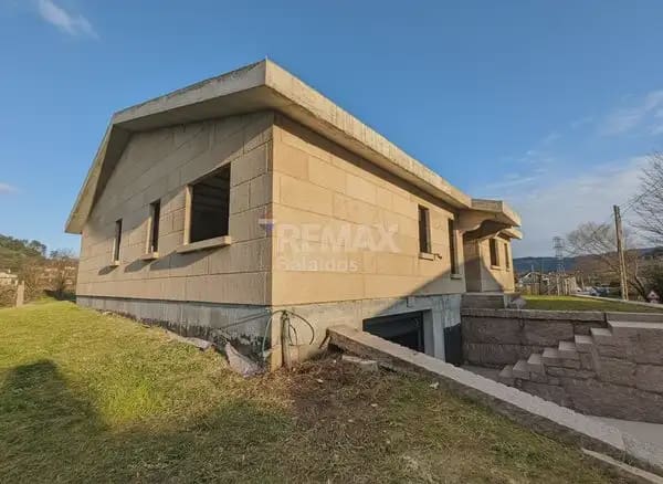 3 bedroom Villa for sale in O Porrino with garage - € 255,000 (Ref: 9762478)